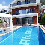 Alya, Spacious 4 Bed With Private Pool *