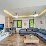 Alya, Spacious 4 Bed With Private Pool Villa *