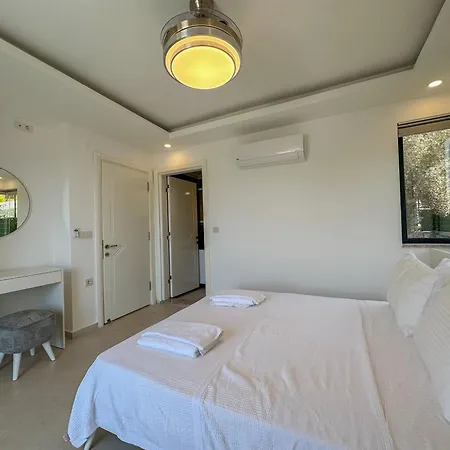 Alya, Spacious 4 Bed With Private Pool Vilă *