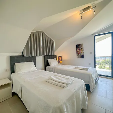 Alya, Spacious 4 Bed With Private Pool Φετιγιέ