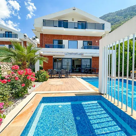 Alya, Spacious 4 Bed With Private Pool Vila
