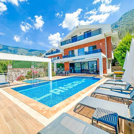 Alya, Spacious 4 Bed With Private Pool