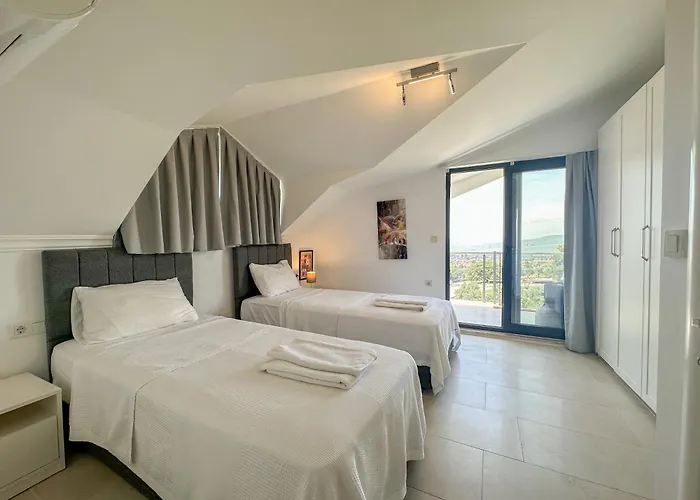 Alya, Spacious 4 Bed With Private Pool *