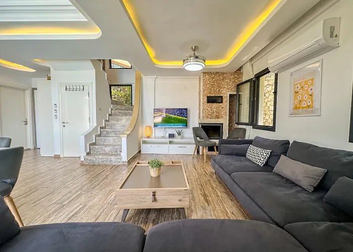 Alya, Spacious 4 Bed With Private Pool