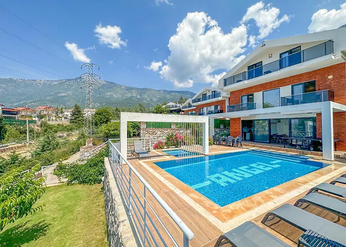 Alya, Spacious 4 Bed With Private Pool