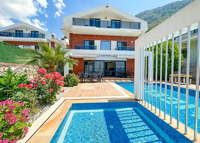Alya, Spacious 4 Bed With Private Pool Vila