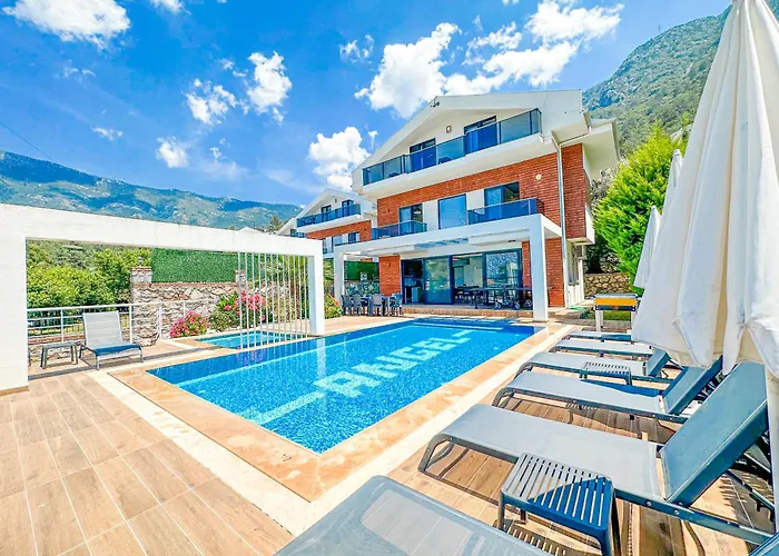 Alya, Spacious 4 Bed With Private Pool