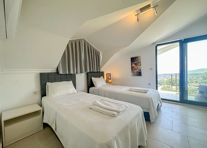 Alya, Spacious 4 Bed With Private Pool Φετιγιέ