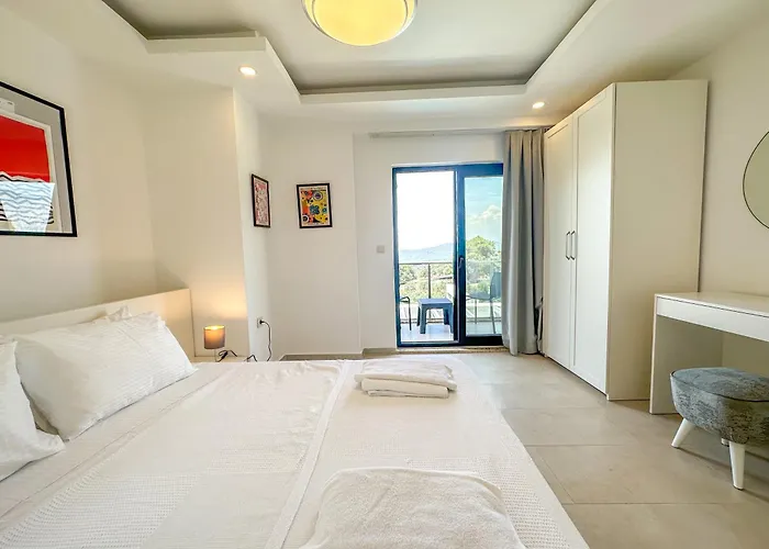 Alya, Spacious 4 Bed With Private Pool Φετιγιέ